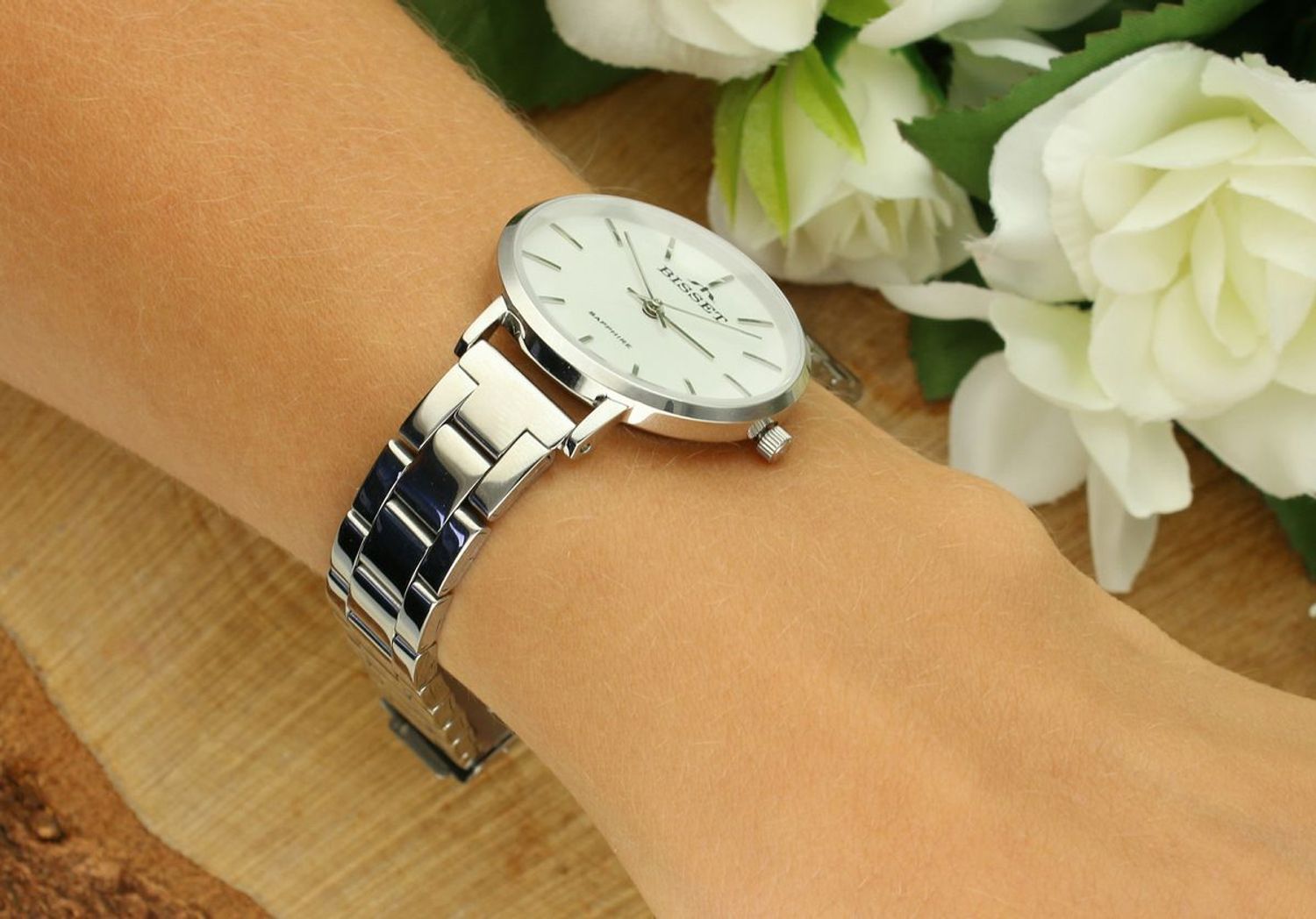 Bisset BSBF30 – elegancki damski zegarek szwajcarski z mechanizmem kwarcowym, białą tarczą, szafirowym szkłem i stalową bransoletą z blokadą. Wodoszczelność 30 m.1.jpg